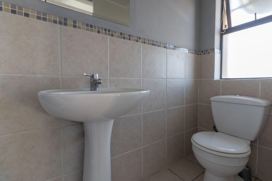 To Let 1 Bedroom Property for Rent in Bloubergrant Western Cape